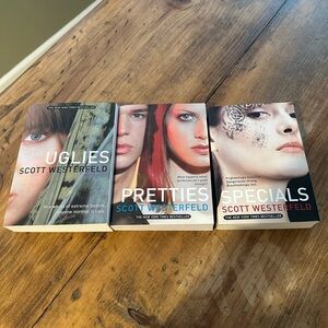 Scott Westerfeld Uglies Book Trilogy Set